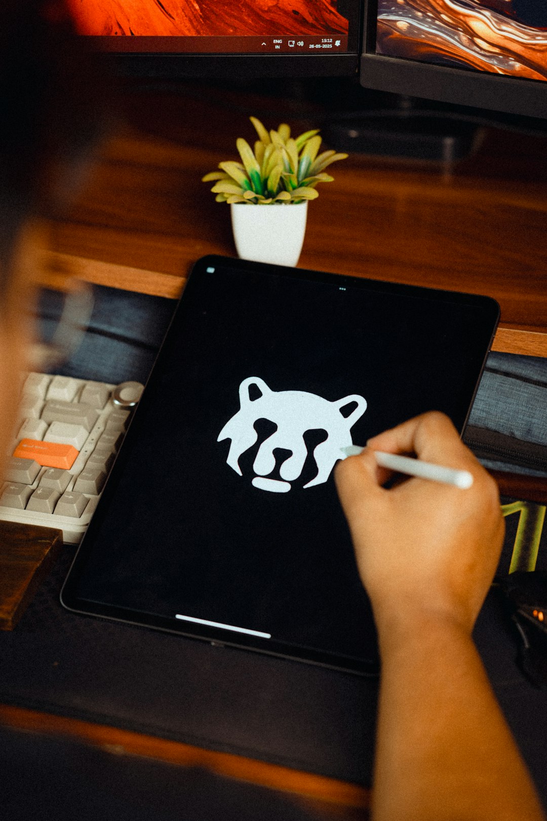 Un créateur dessine un logo sur une tablette graphique